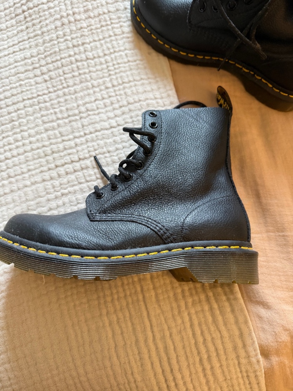 NWOT Dr. Martens 1460 Pascal Virginia Black Leather Boots Women’s 7
